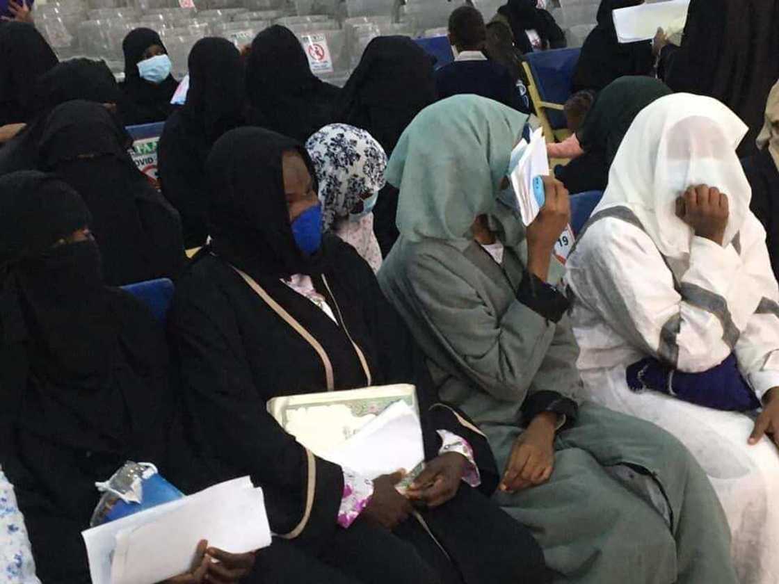 Kimanin yan Najeriya 400 da suka makale a Saudiyya sun dawo gida (Hotuna) Kimanin yan Najeriya 400 da suka makale a Saudiyya sun dawo gida (Hotuna)