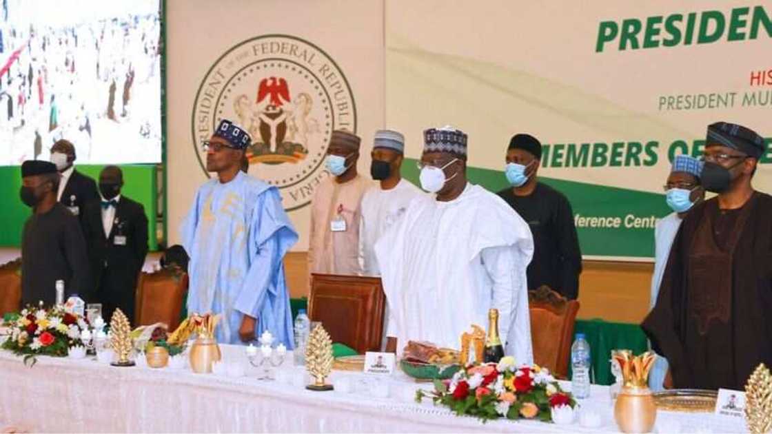 Hotuna: Buhari ya sake cire takunkumin fuska a cikin taro duk da gargadi kan Korona