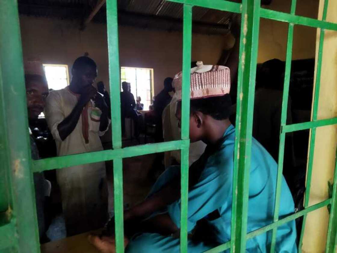 Yanzu-Yanzu: Fusatattun 'yan PDP sun yi garkuwa da jami’an zabe dake kan aiki a Jigawa Yanzu-Yanzu: Fusatattun 'yan PDP sun yi garkuwa da jami’an zabe dake kan aiki a Jigawa