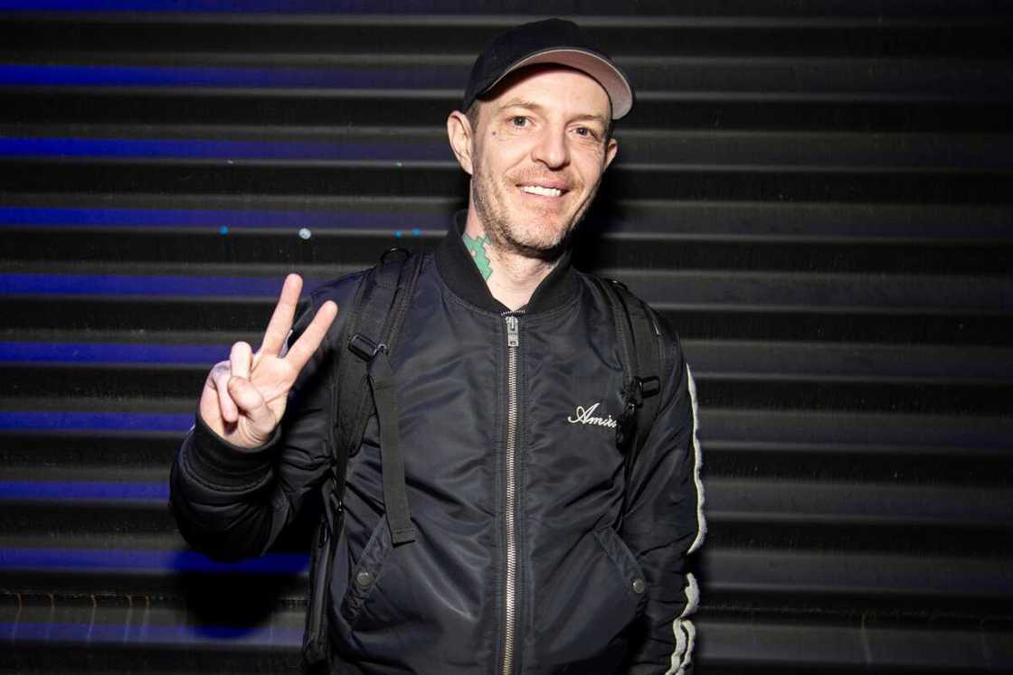 Deadmau5 poses for photos backstage Deadmau5 poses for photos backstage