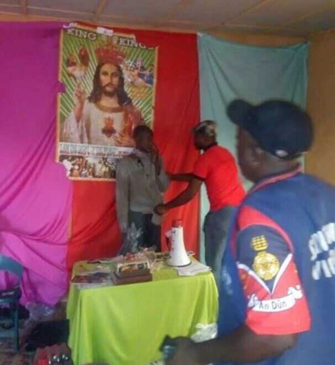 Edo pastor nabbed with bag filled with female underwears (photos, video) Edo pastor nabbed with bag filled with female underwears (photos, video)