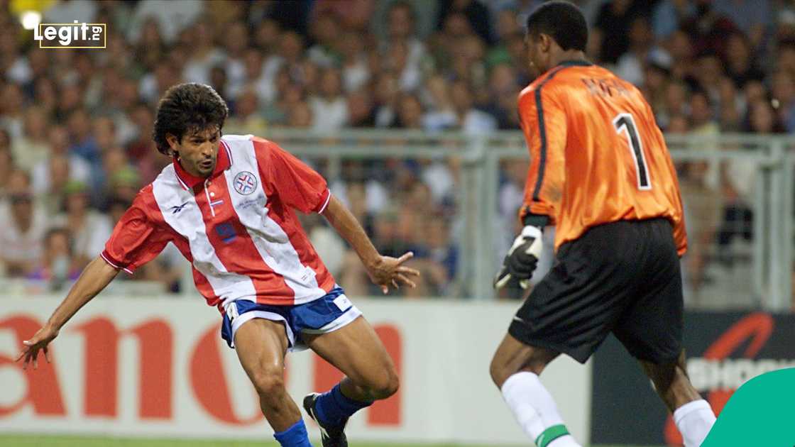 Jose Cardozo, Peter Rufai, Nigeria, World Cup, Paraguay. Jose Cardozo, Peter Rufai, Nigeria, World Cup, Paraguay.