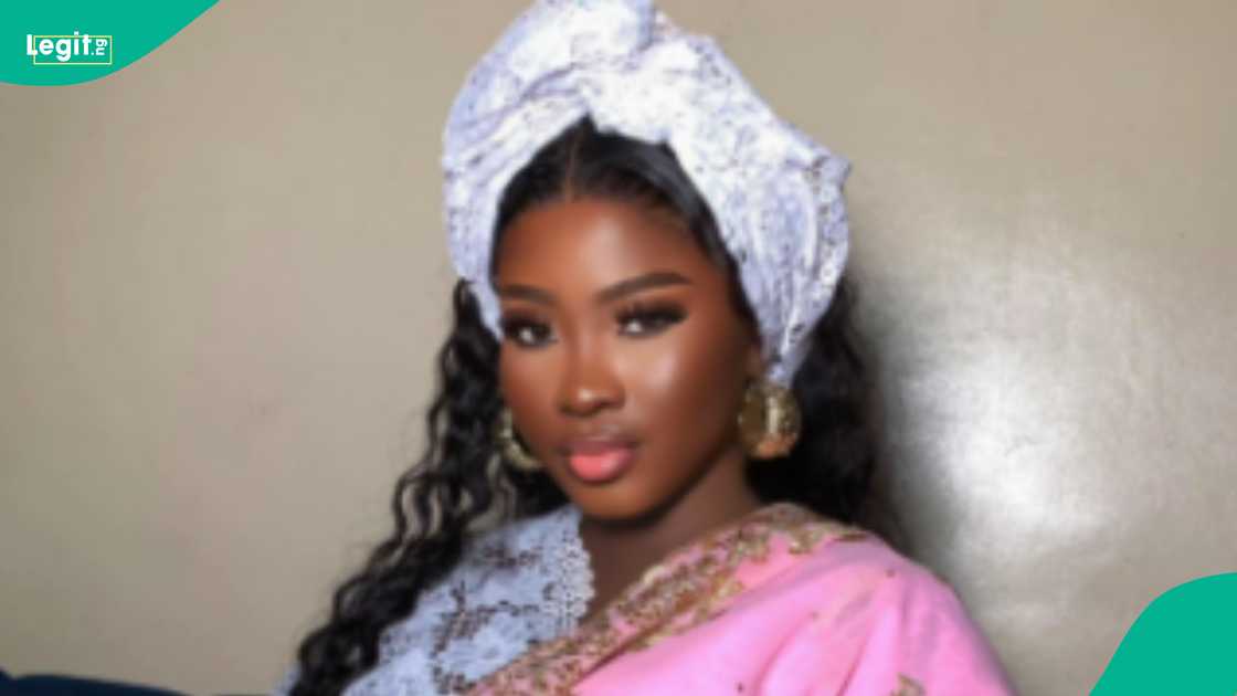 A Nigerian lady who did her introduction shows the unexpected gift her friend gave her. A Nigerian lady who did her introduction shows the unexpected gift her friend gave her.