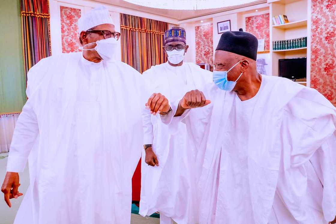 Badiyon Sanata Abdullahi Adamu yayin da ya isa fadar shugaban kasa domin ganawa da Buhari Badiyon Sanata Abdullahi Adamu yayin da ya isa fadar shugaban kasa domin ganawa da Buhari