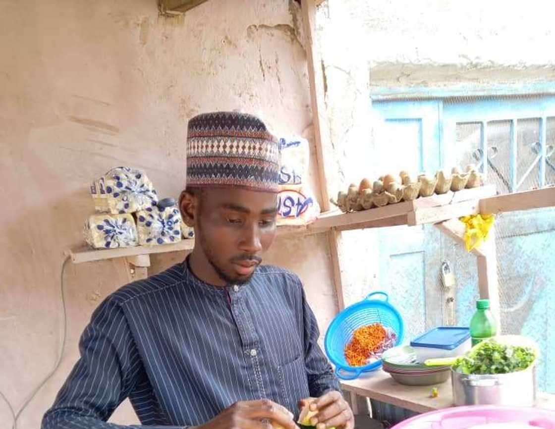 Yadda dalilin jami'a ya koma sana'ar shayi a Kano Yadda dalilin jami'a ya koma sana'ar shayi a Kano