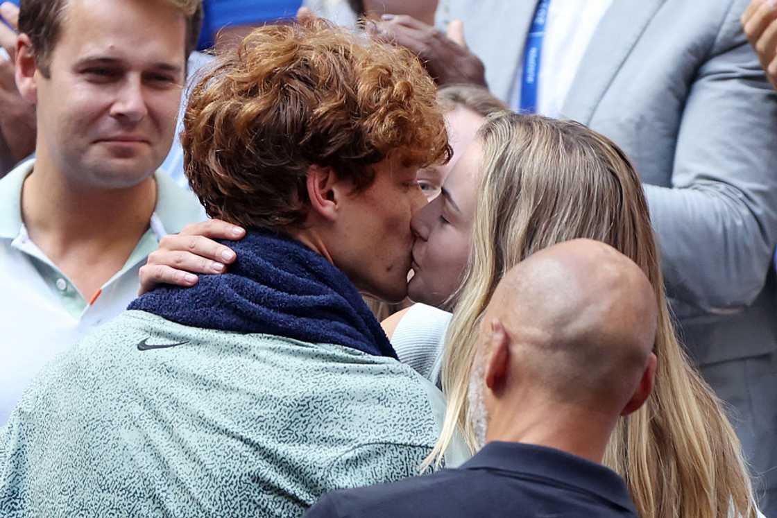 Jannik Sinner and Anna Kalinskaya kissing Jannik Sinner and Anna Kalinskaya kissing