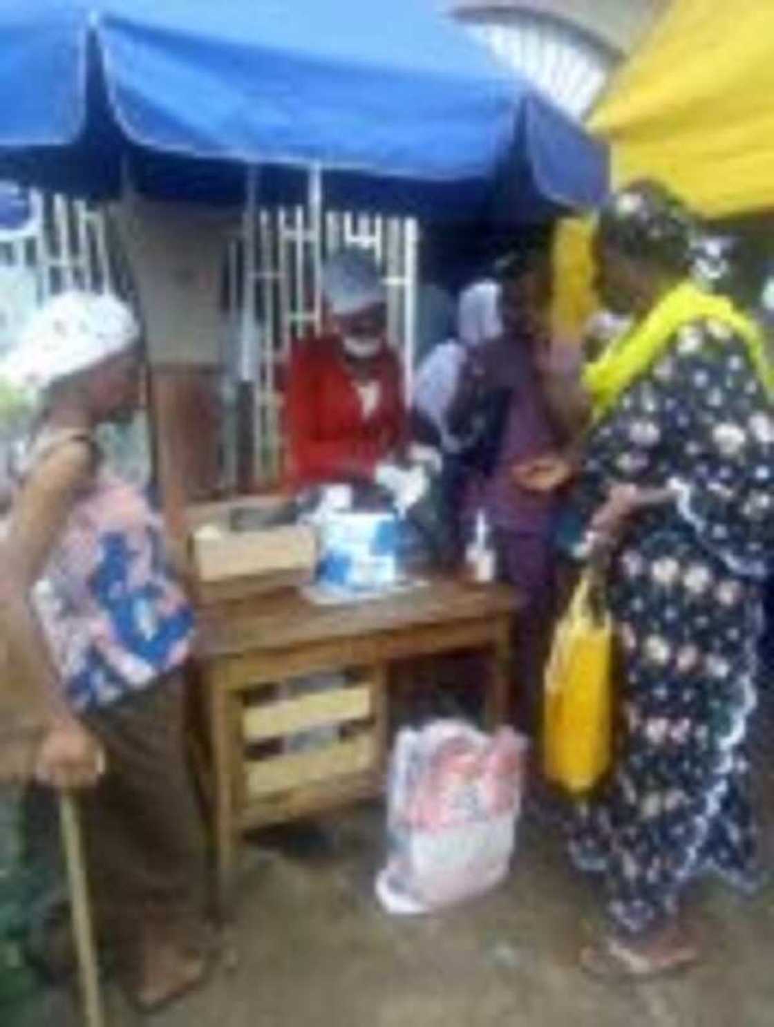 Cikin hotuna: Yadda jama'a ke rububin sayen kayan kare kai daga kamuwa daga kwayar cutar coronavirus a Legas Cikin hotuna: Yadda jama'a ke rububin sayen kayan kare kai daga kamuwa daga kwayar cutar coronavirus a Legas