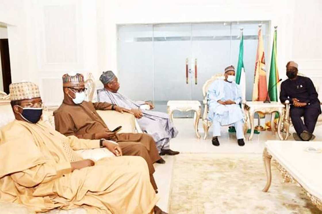 Abiodun da Akeredolu sun gana da gwamnonin Arewa 4 kan rikicin Manoma/Makiyaya#
Hoto: The Sources NG Abiodun da Akeredolu sun gana da gwamnonin Arewa 4 kan rikicin Manoma/Makiyaya#
Hoto: The Sources NG