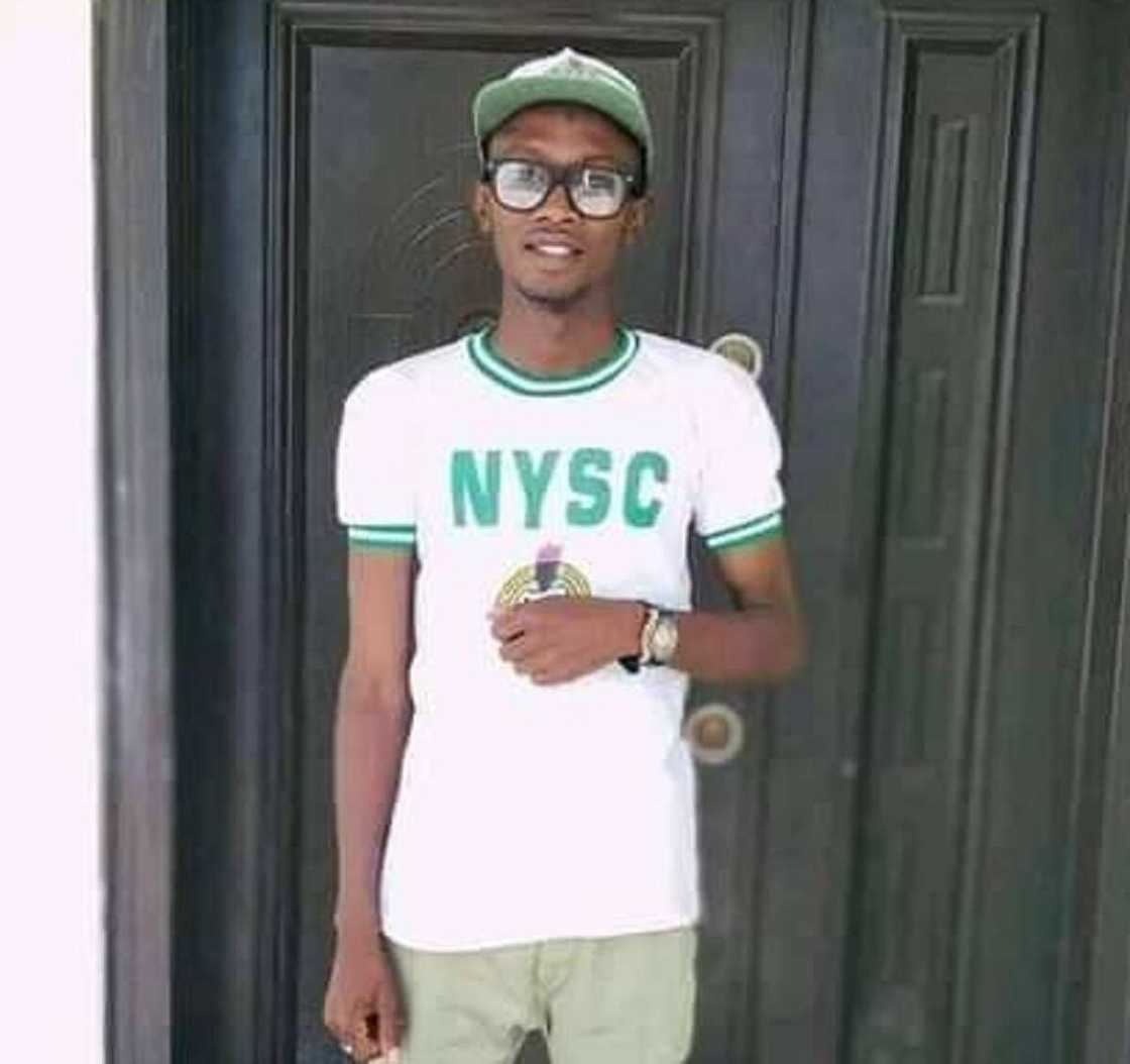 Hotunan fusataccen matashi mai digiri ya yaga takardun makarantarsa, ya banka musu wuta