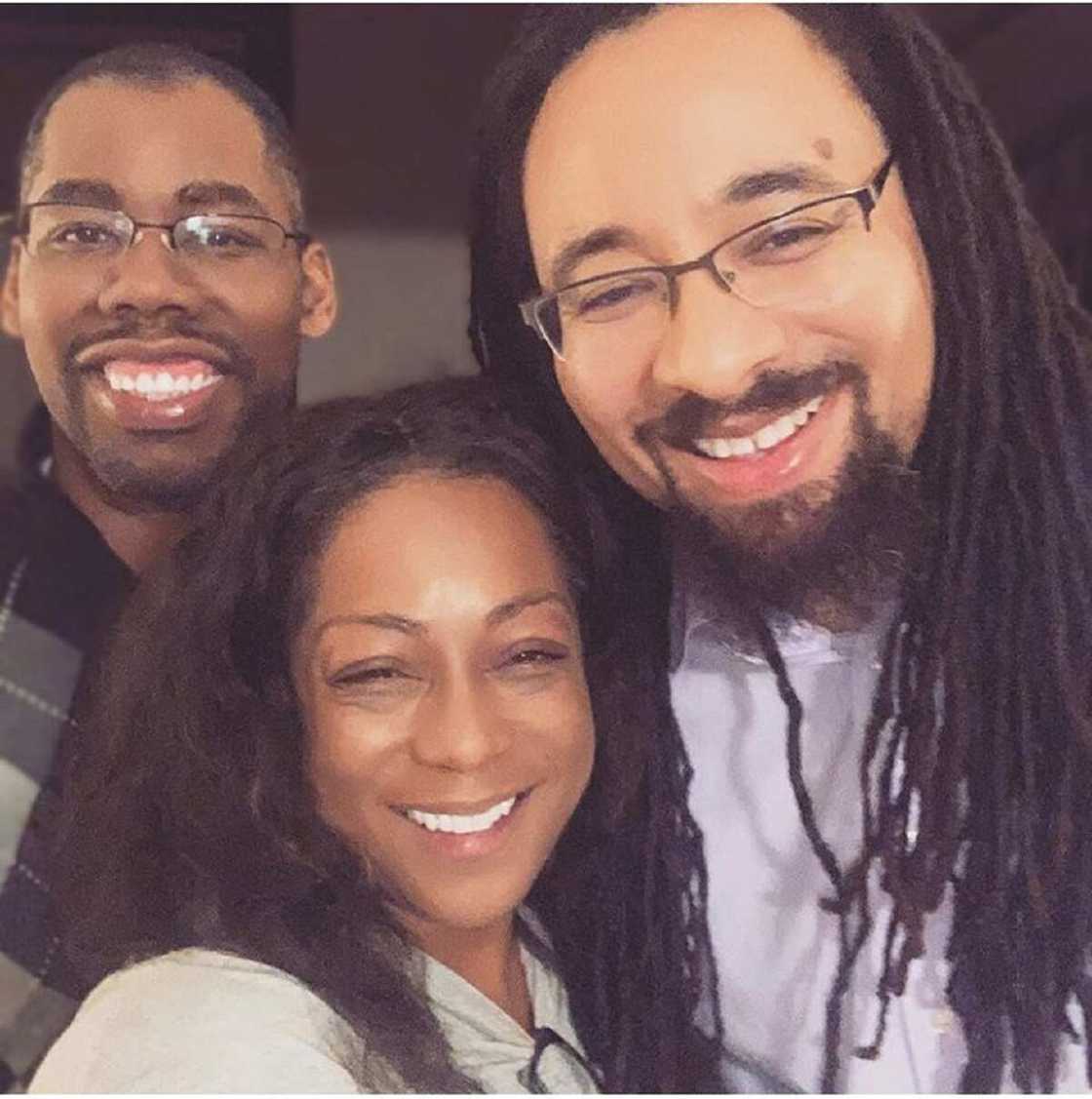 Hotunan wata mata da ta auri maza biyu kuma suke zaune gida daya Hotunan wata mata da ta auri maza biyu kuma suke zaune gida daya