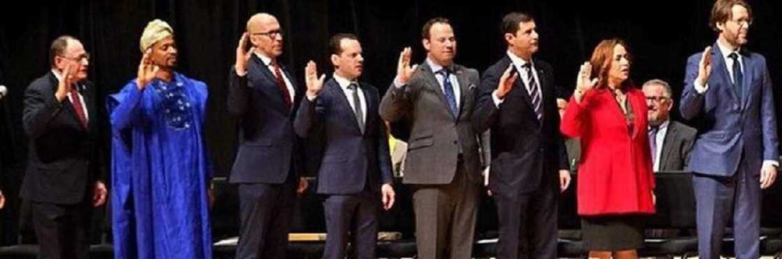 Hotuna da bidiyon dan Najeriya sanye da babban riga ana rantsar da shi a Amurka bayan ya lashe zabe Hotuna da bidiyon dan Najeriya sanye da babban riga ana rantsar da shi a Amurka bayan ya lashe zabe