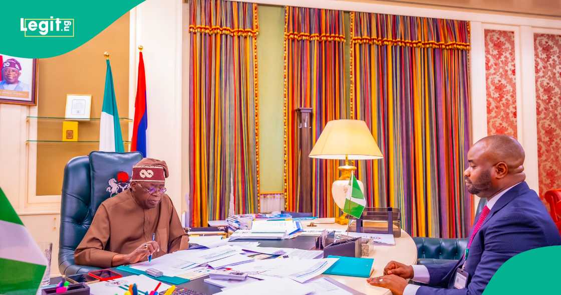 Shugaba Tinubu da shugaban FIRS, Zacch Adedeji. Shugaba Tinubu da shugaban FIRS, Zacch Adedeji.