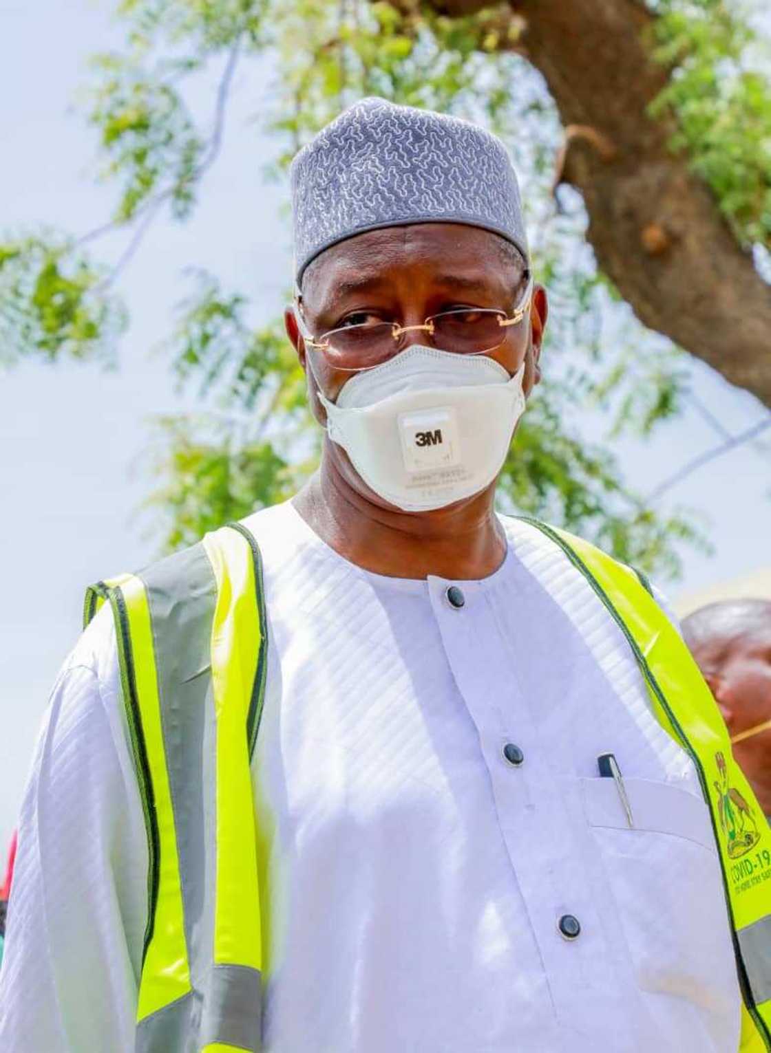 Kano: Ganduje ya kaddamar da rabon tallafin abinci ga mabukata (Hotuna) Kano: Ganduje ya kaddamar da rabon tallafin abinci ga mabukata (Hotuna)