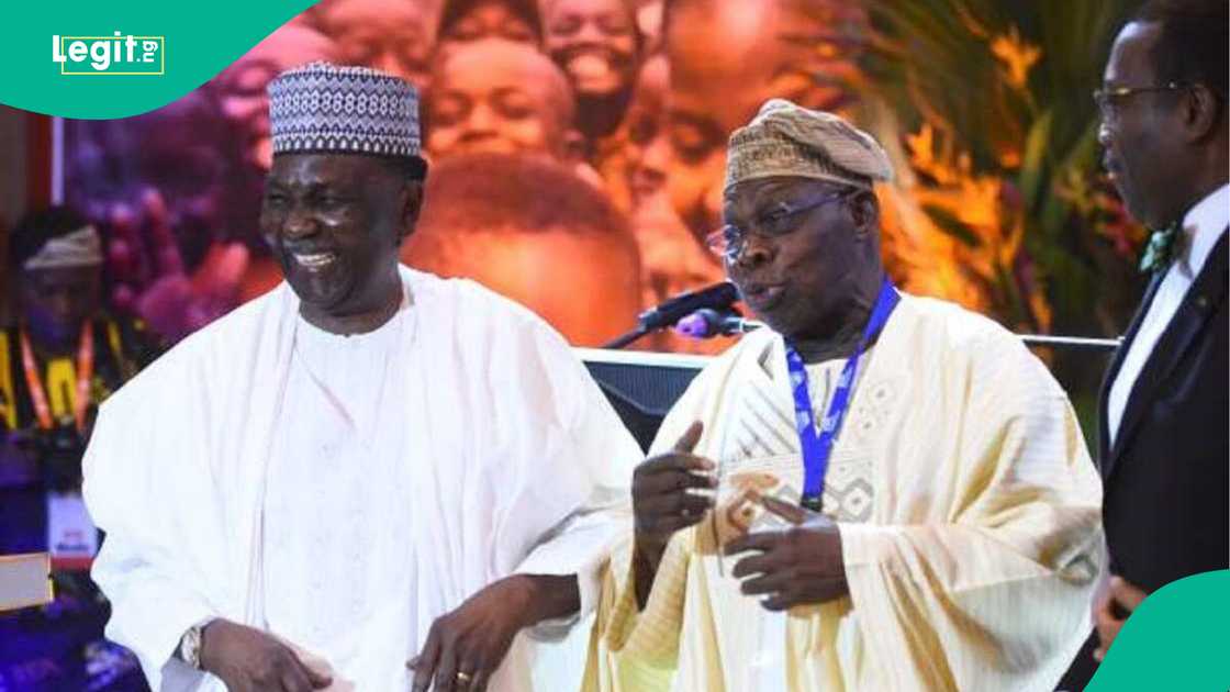 Yakubu Gowon ya halarci wani taro a fadar shugaban kasa ana rade radin ya mutu.