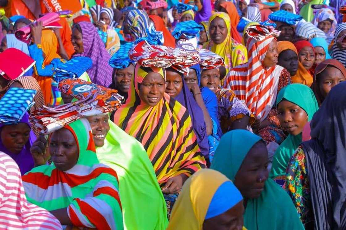 Zulum ya raba abinci da tsabar kudi ga iyalai 9,400 da suka rasa muhallansu a Mafa Zulum ya raba abinci da tsabar kudi ga iyalai 9,400 da suka rasa muhallansu a Mafa