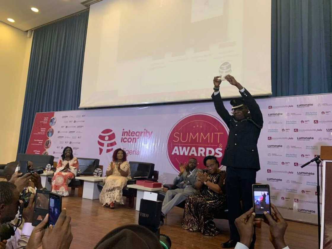 An karrama jami'in dan sanda da ya ki karbar cin hancin N6m An karrama jami'in dan sanda da ya ki karbar cin hancin N6m