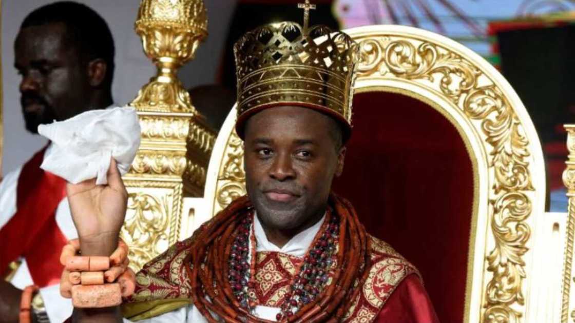 He waved at the crowd. He waved at the crowd.