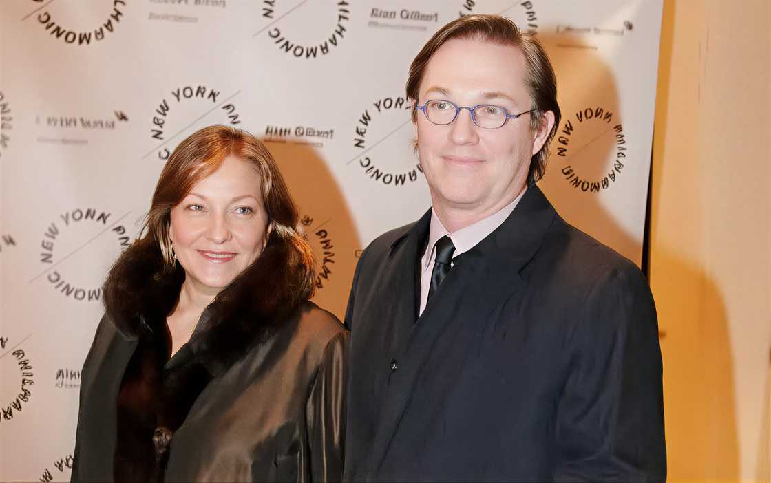 Georgiana Bischoff and her husband Richard Thomas pose on the red carpet.