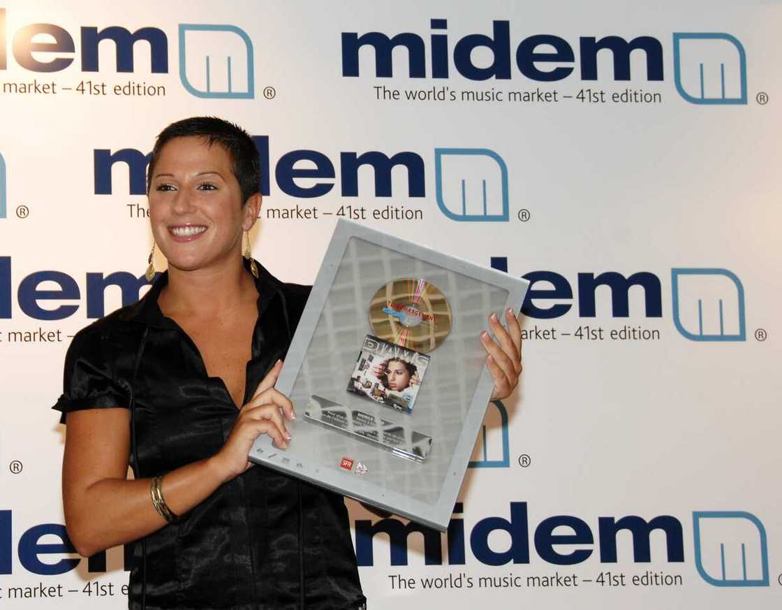 41e Midem Music Market. La chanteuse française Diam's reçoit le premier Golden Mobile Award délivré par les mobiles SFR. (Photo par Eric CATARINA/Gamma-Rapho) 41e Midem Music Market. La chanteuse française Diam's reçoit le premier Golden Mobile Award délivré par les mobiles SFR. (Photo par Eric CATARINA/Gamma-Rapho)