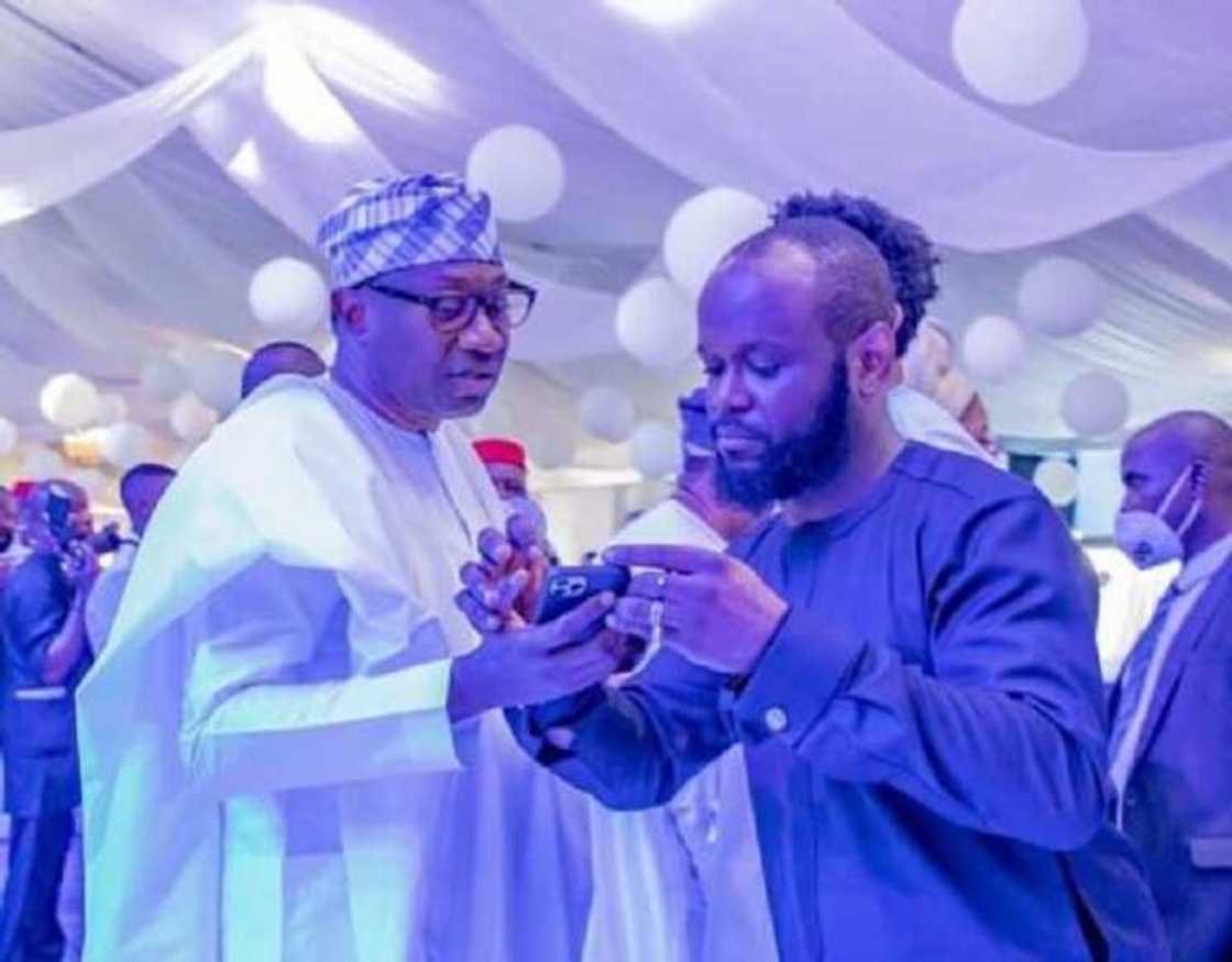 Hotunan Seyi Tinubu yana zantawa da Dangote, Osinbajo da Obasanjo a bazden mahaifiyar Otedola