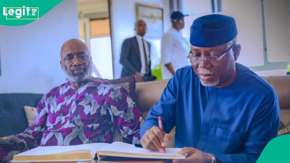 Ondo State Governor, Dr Lucky Orimisan Aiyedatiwa, visited the Akinleye family to offer his condolences. Ondo State Governor, Dr Lucky Orimisan Aiyedatiwa, visited the Akinleye family to offer his condolences.