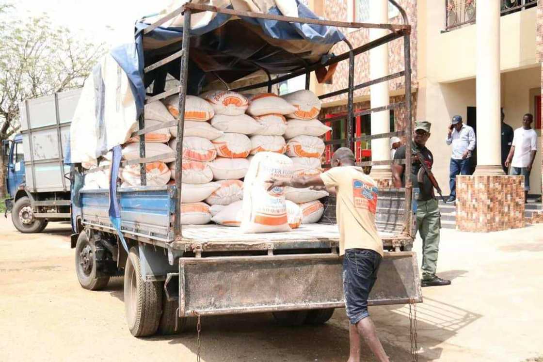 Covid-19: Gwamnan PDP zai mayar wa Buhari mota uku ta shinkafa da ya ba jiharsa tallafi Covid-19: Gwamnan PDP zai mayar wa Buhari mota uku ta shinkafa da ya ba jiharsa tallafi