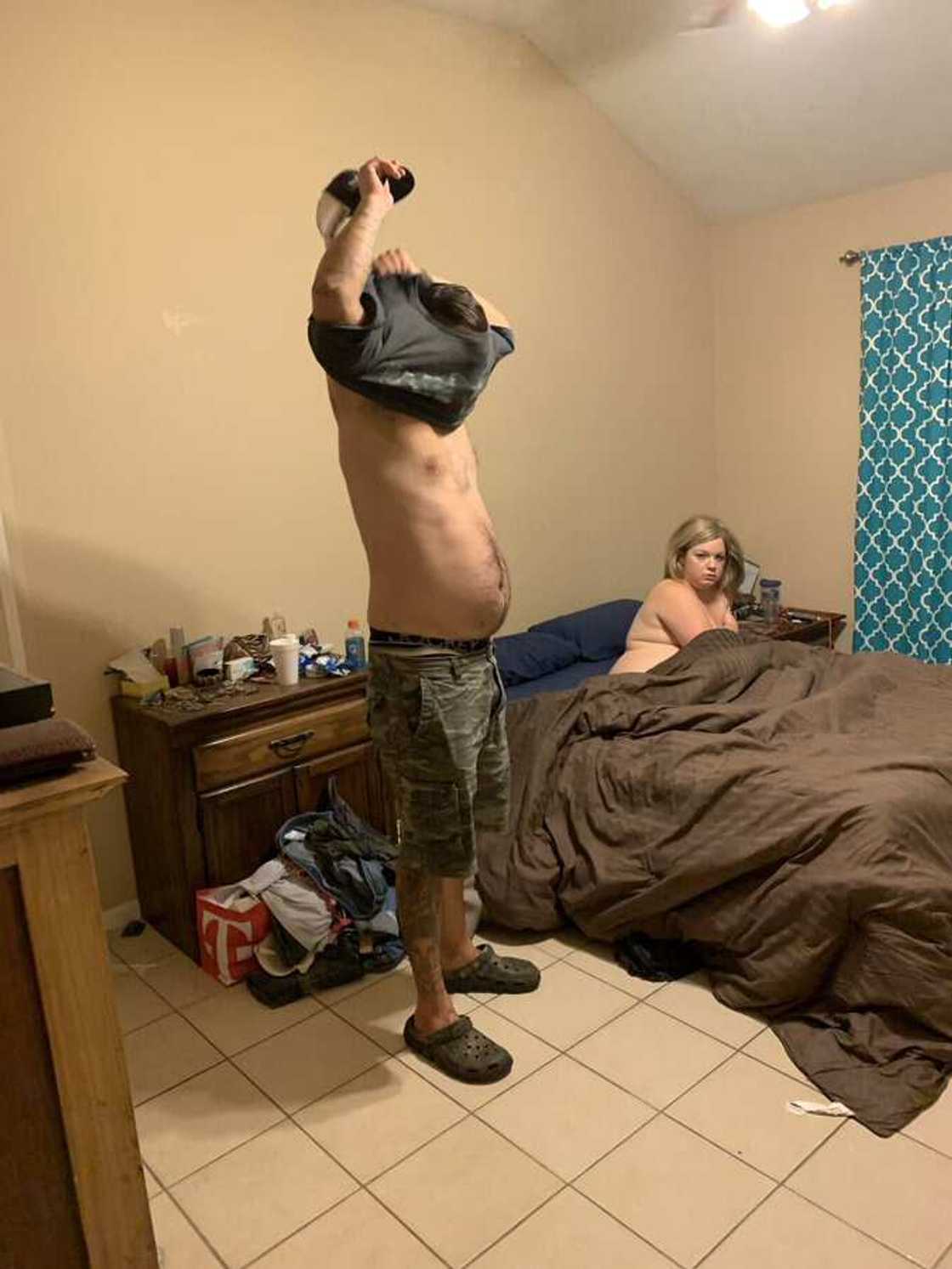 Hotuna: Yadda wani mutumi ya shiga gida ya iske matar shi kwance da wani kato a kan gadonsu na Sunnah Hotuna: Yadda wani mutumi ya shiga gida ya iske matar shi kwance da wani kato a kan gadonsu na Sunnah