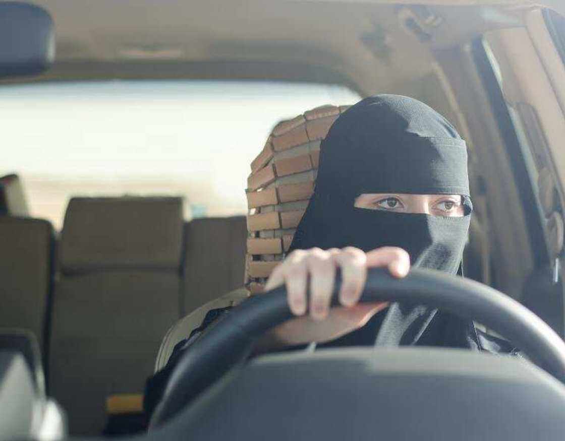 Matan Saudi sun fara kabo-kabo da tasi yayin da tsadar rayuwa ta tsananta a kasar Matan Saudi sun fara kabo-kabo da tasi yayin da tsadar rayuwa ta tsananta a kasar