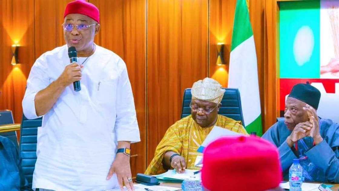 Gwamnonin jam'iyyar APC da Sanata Adamu. Gwamnonin jam'iyyar APC da Sanata Adamu.