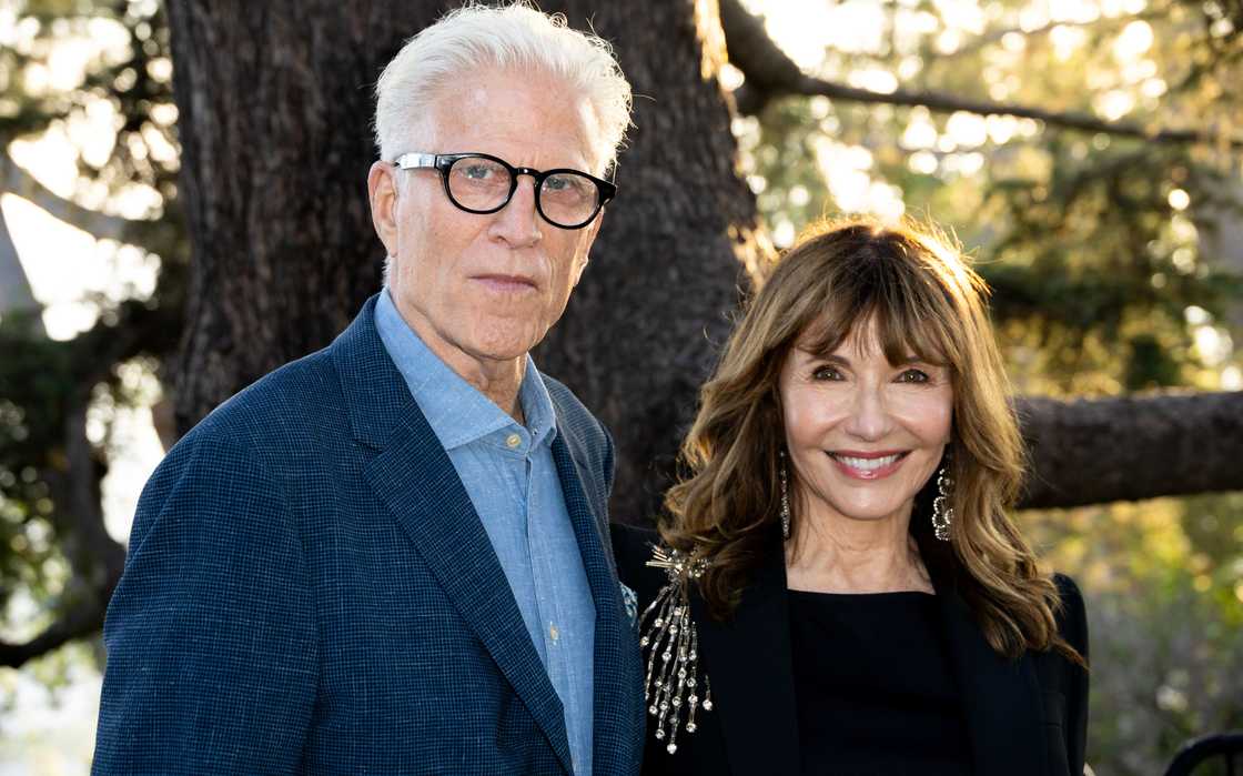 Ted Danson and Mary Steenburgen pose outdoors for a portrait at LA Regional Food Bank Ted Danson and Mary Steenburgen pose outdoors for a portrait at LA Regional Food Bank