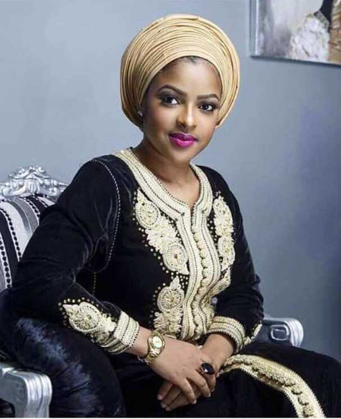 Masha Allah: Mace Bahaushiya da ta fi kowacce mace kyau da kankantar shekaru cikin 'yan siyasar Najeriya (Hotuna) Masha Allah: Mace Bahaushiya da ta fi kowacce mace kyau da kankantar shekaru cikin 'yan siyasar Najeriya (Hotuna)