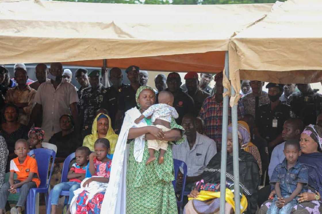 Harin Baga: Zulum ya ziyarci iyalan jami'an tsaron da suka rasu Harin Baga: Zulum ya ziyarci iyalan jami'an tsaron da suka rasu