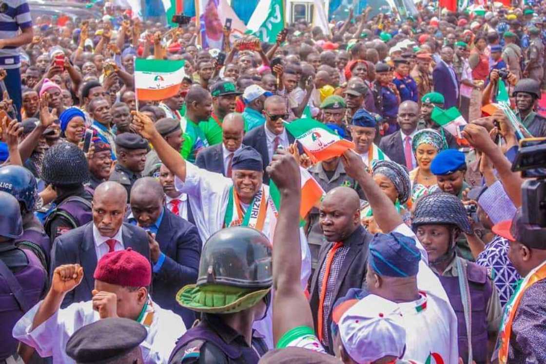 Gwamnan jihar Taraba; Ishaku Darius yayin daga tutar sa a taro a yakin neman zaben Atiku Gwamnan jihar Taraba; Ishaku Darius yayin daga tutar sa a taro a yakin neman zaben Atiku