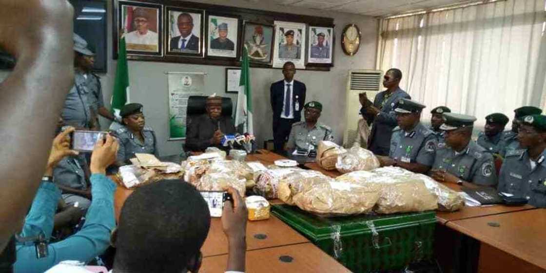 Kwastam ta kama zunzurutun kudi har miliyan $8 a filin jirgin sama Kwastam ta kama zunzurutun kudi har miliyan $8 a filin jirgin sama