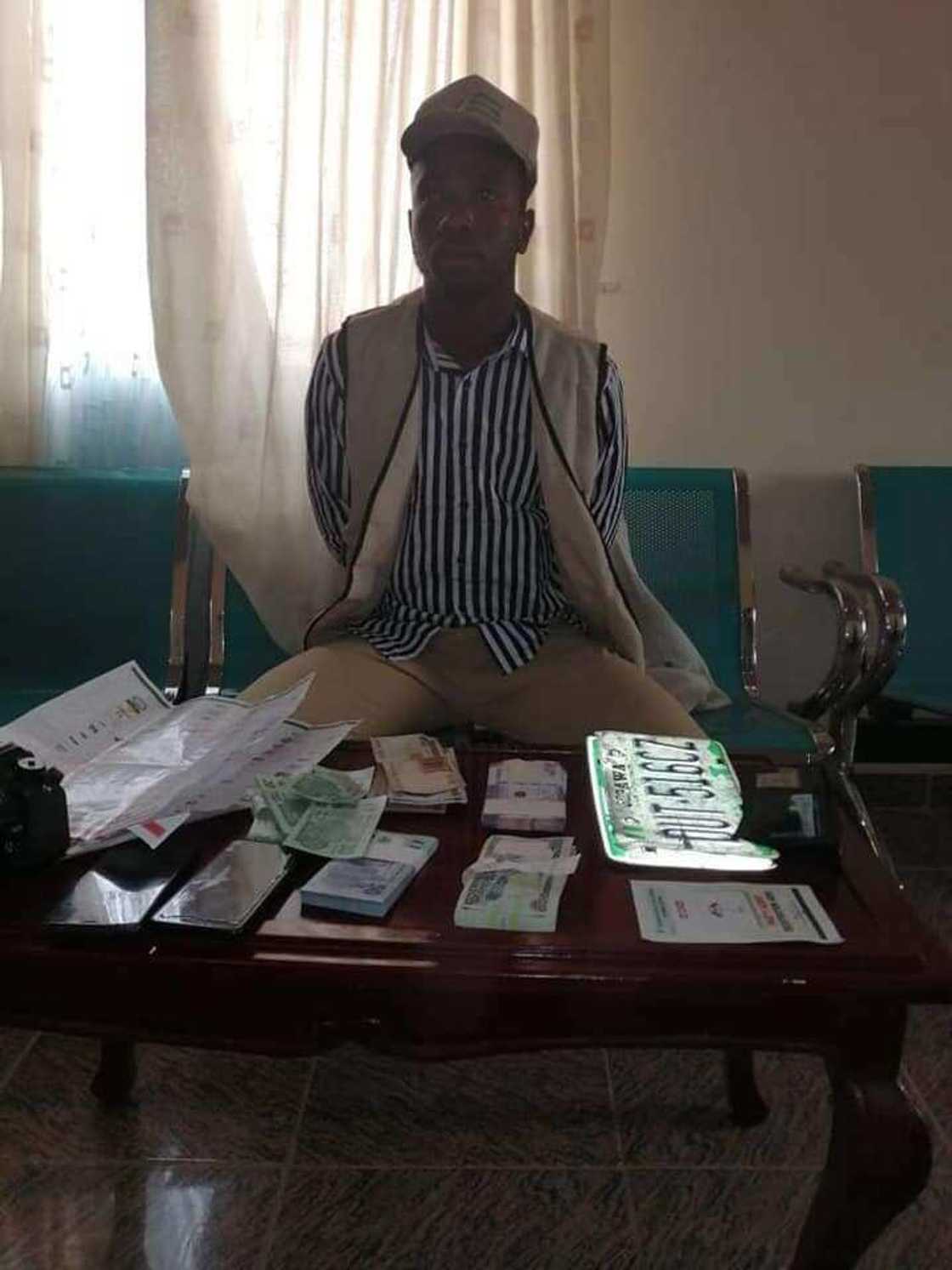 An kama hadimin Sule Lamido da kayan zabe da kudi, hotuna An kama hadimin Sule Lamido da kayan zabe da kudi, hotuna