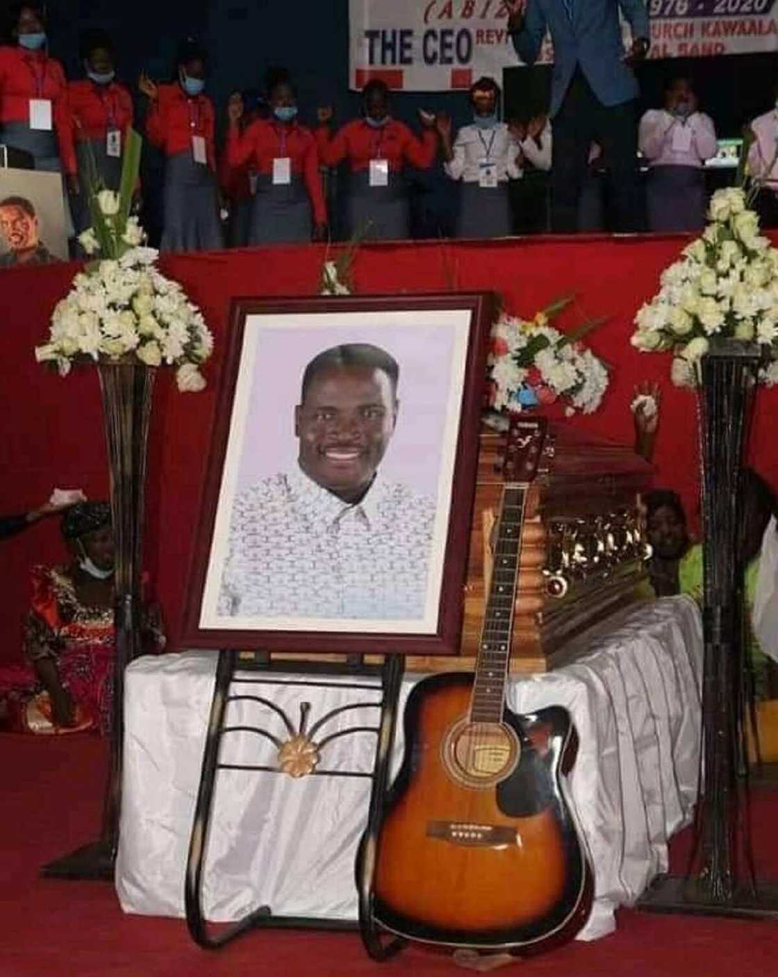 Fitaccen fasto ya rasu, ya bukaci a birnesa da katon talabijin (Hotuna) Fitaccen fasto ya rasu, ya bukaci a birnesa da katon talabijin (Hotuna)