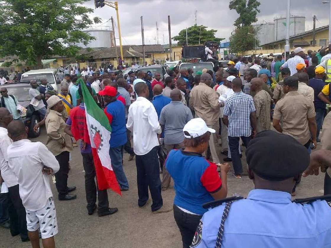 Kungiyar ma'aikata ta bukaci FG ta kara albashi zuwa N200,000 Kungiyar ma'aikata ta bukaci FG ta kara albashi zuwa N200,000