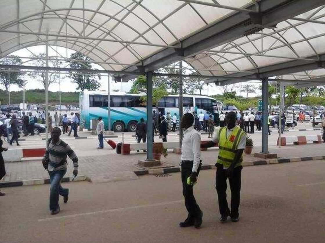 Shugaba a DSS ya shararawa ma'aikaciyar filin jirgi mari – FAAN Shugaba a DSS ya shararawa ma'aikaciyar filin jirgi mari – FAAN