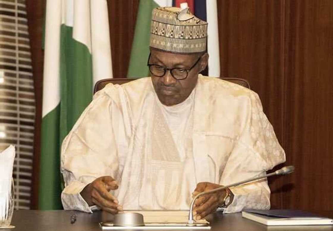 Annobar Coronavirus: An fara aikin feshin magani a ofishin shugaban kasa Annobar Coronavirus: An fara aikin feshin magani a ofishin shugaban kasa