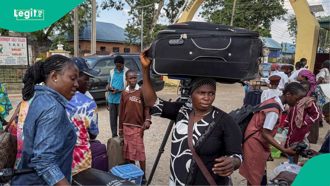 Hotunan sun nuna lokacin da iyaye ke taimakawa 'ya'yansu suna kwashe kayansu daga FGGC Bawari. Hotunan sun nuna lokacin da iyaye ke taimakawa 'ya'yansu suna kwashe kayansu daga FGGC Bawari.