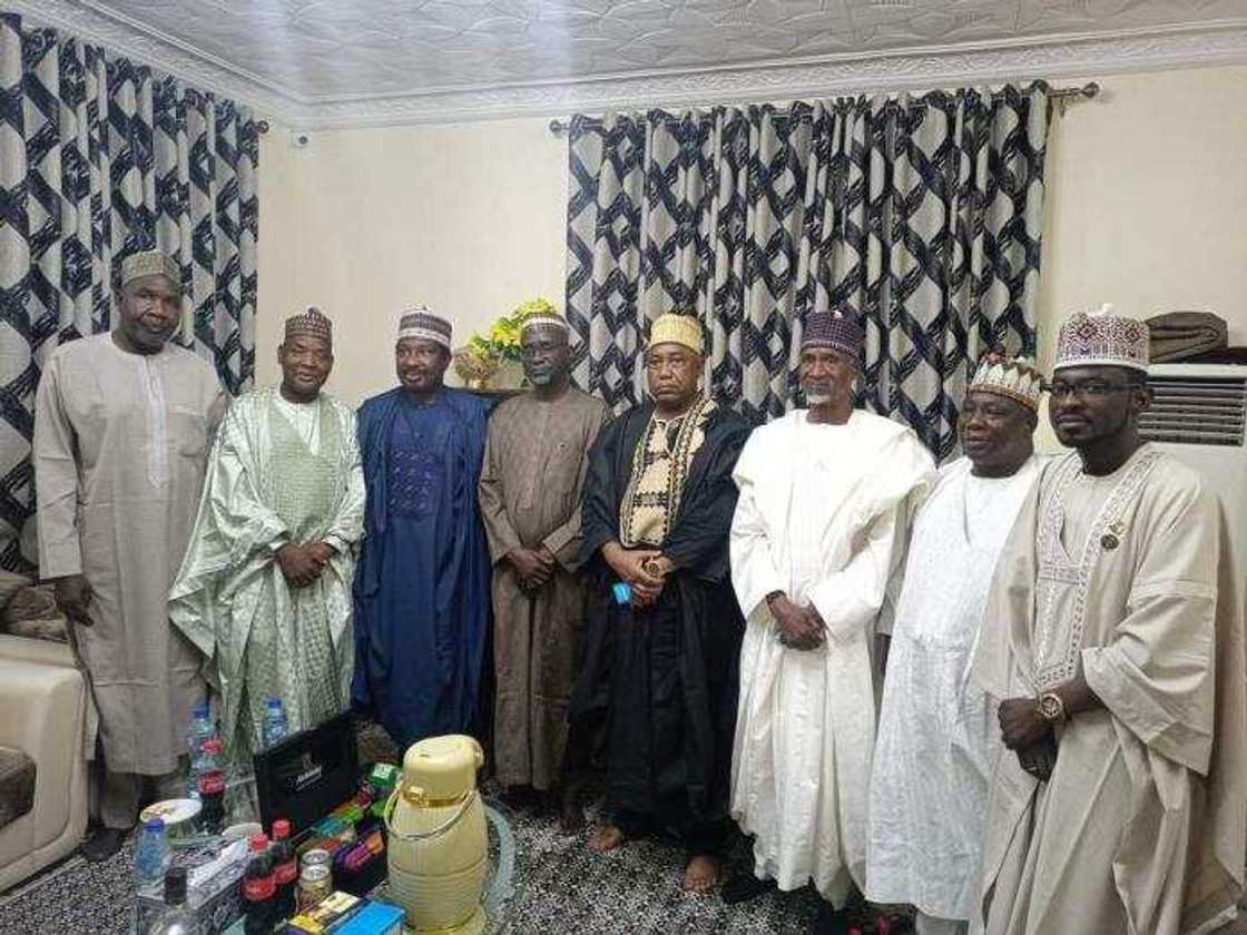 Sanatoci 3, yan majalisar wakilai 4, sun hada kai don kwace mulkin APC hannun Ganduje Sanatoci 3, yan majalisar wakilai 4, sun hada kai don kwace mulkin APC hannun Ganduje