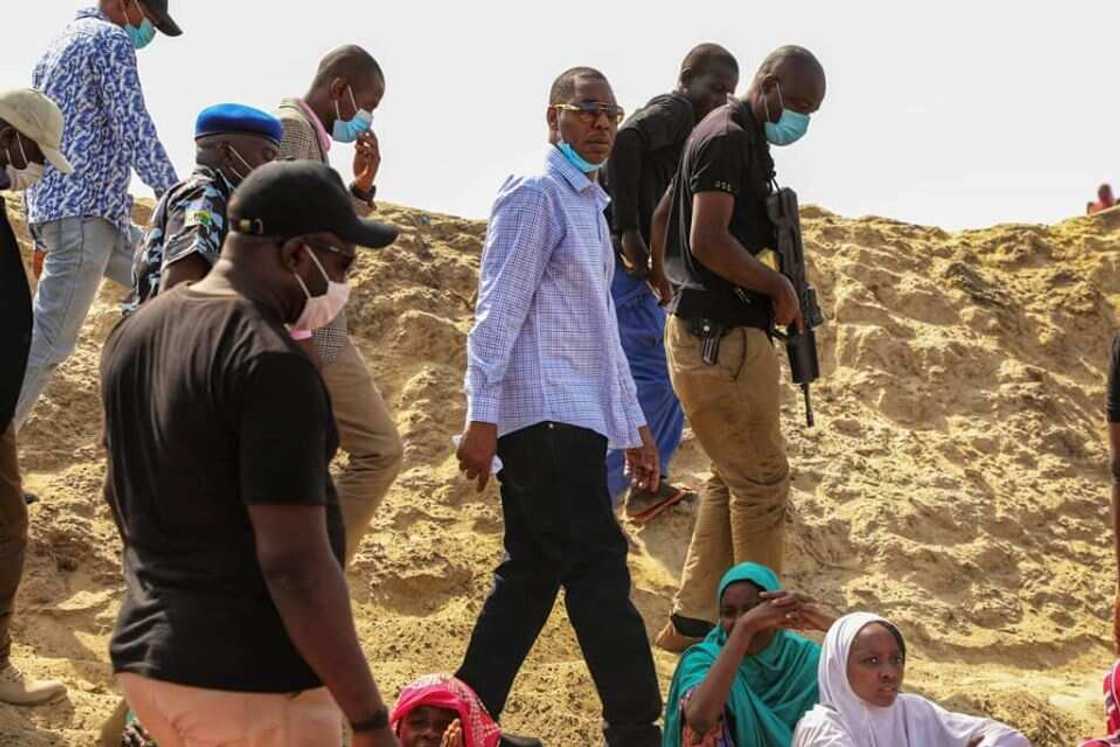 Borno: Zulum ya mika tallafi ga gidaje 10,000, ya kai wa soji ziyara (Hotuna) Borno: Zulum ya mika tallafi ga gidaje 10,000, ya kai wa soji ziyara (Hotuna)