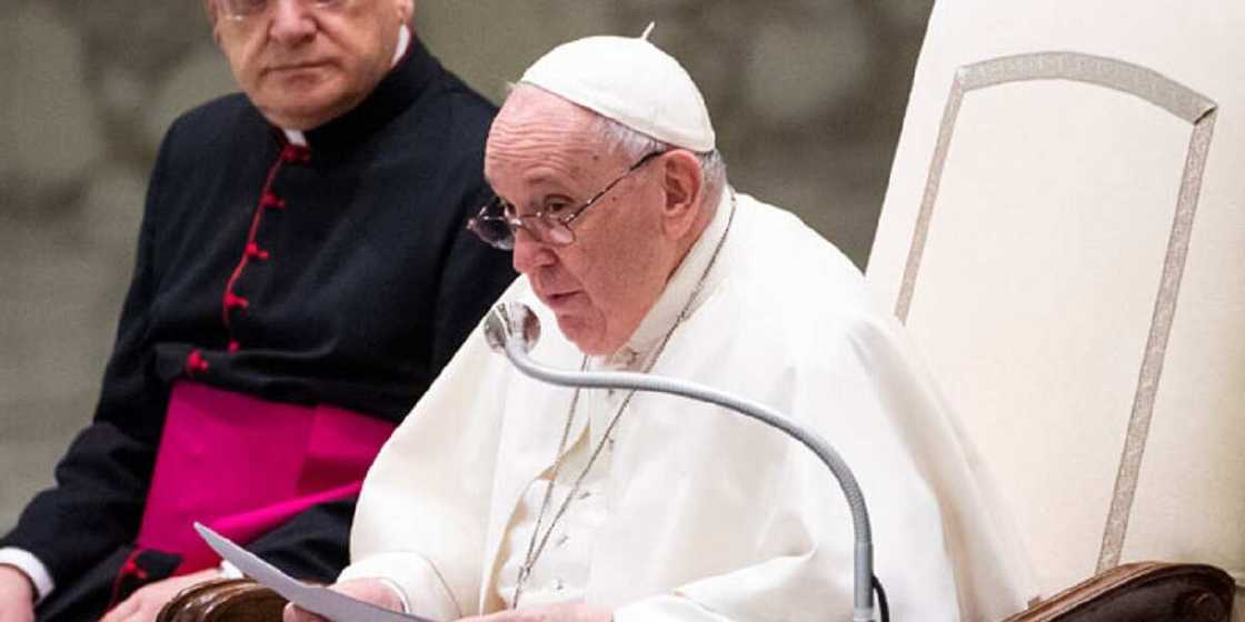 'Allah baya tare da kai': Wani mutum ya faɗa wa Fafaroma a cikin taron mutane 'Allah baya tare da kai': Wani mutum ya faɗa wa Fafaroma a cikin taron mutane