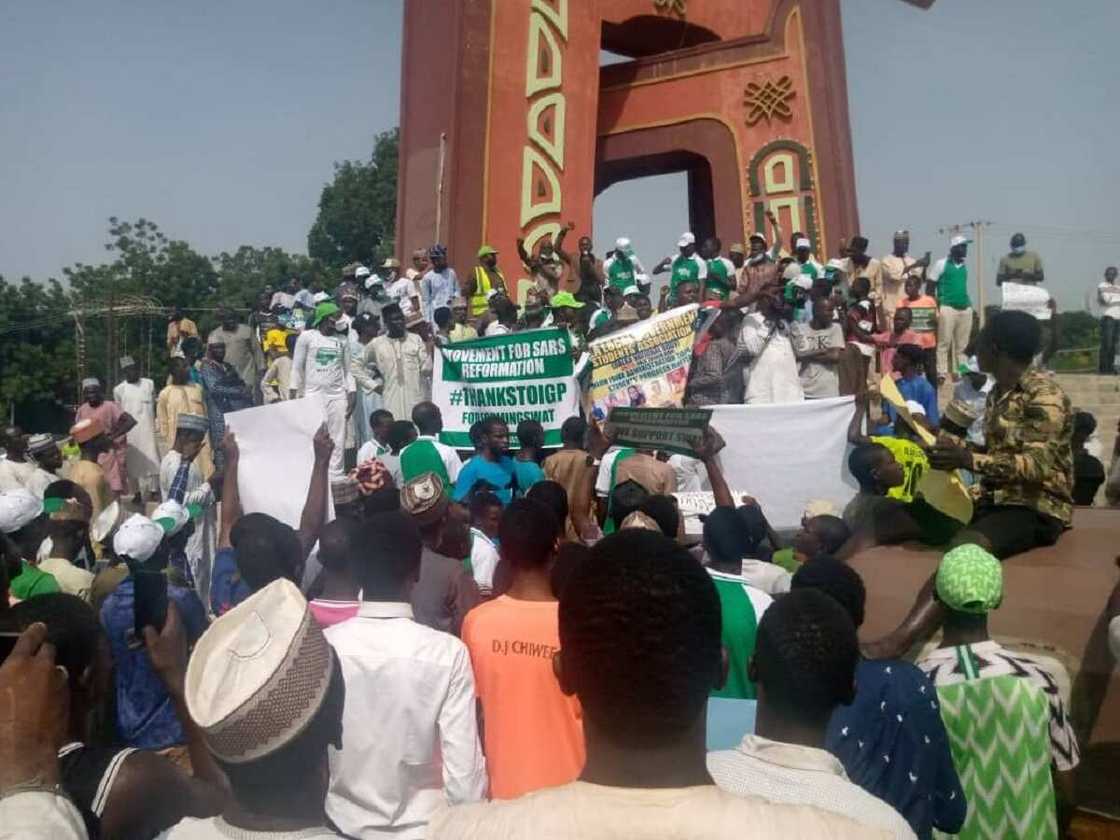 An gudanar da zanga-zangar goyon bayan gyara SARS a Kano (hotuna) An gudanar da zanga-zangar goyon bayan gyara SARS a Kano (hotuna)