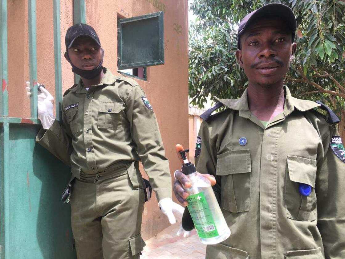 Kano: Yadda aka cika makil a masallacin Juma'a (Hotuna) Kano: Yadda aka cika makil a masallacin Juma'a (Hotuna)