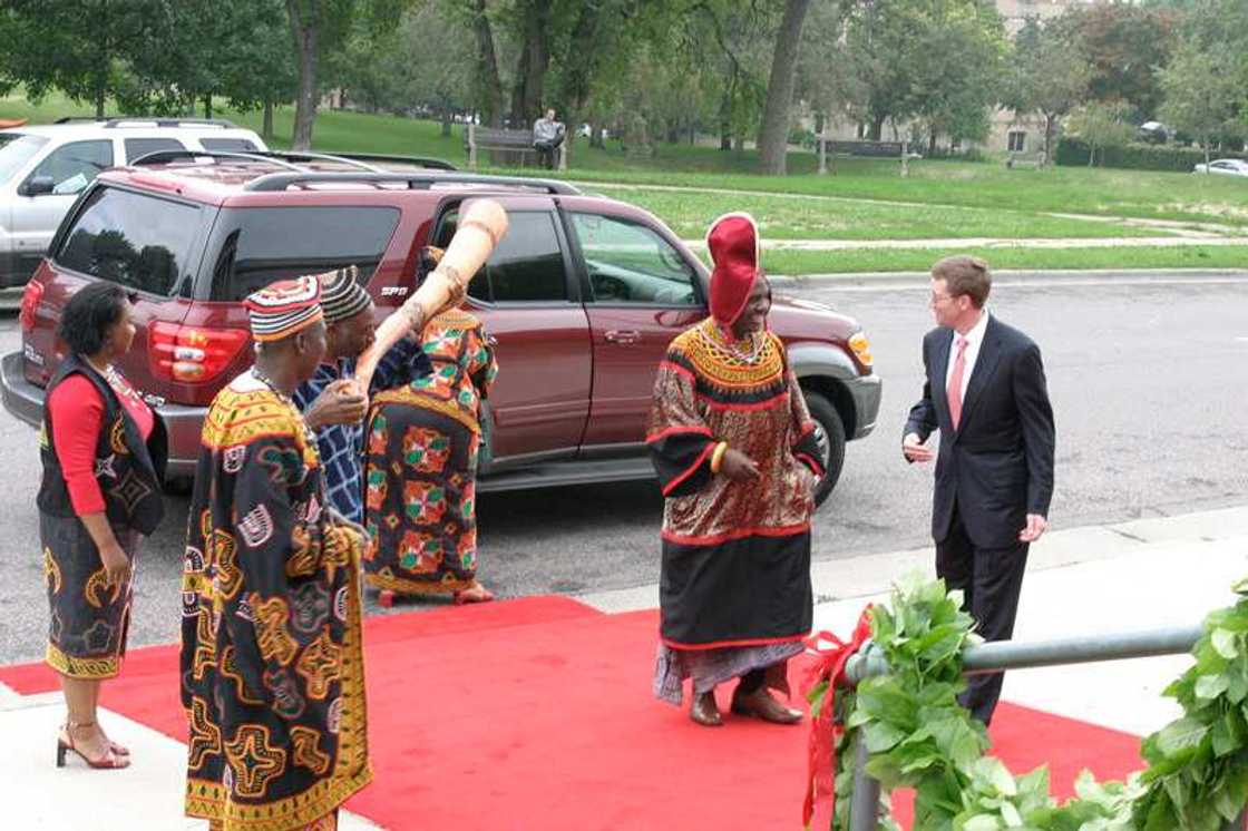 Hotuna: Labarin Sarki Abumbi na nahiyar Afrika dake da mata 100 da 'ya'ya 500 Hotuna: Labarin Sarki Abumbi na nahiyar Afrika dake da mata 100 da 'ya'ya 500