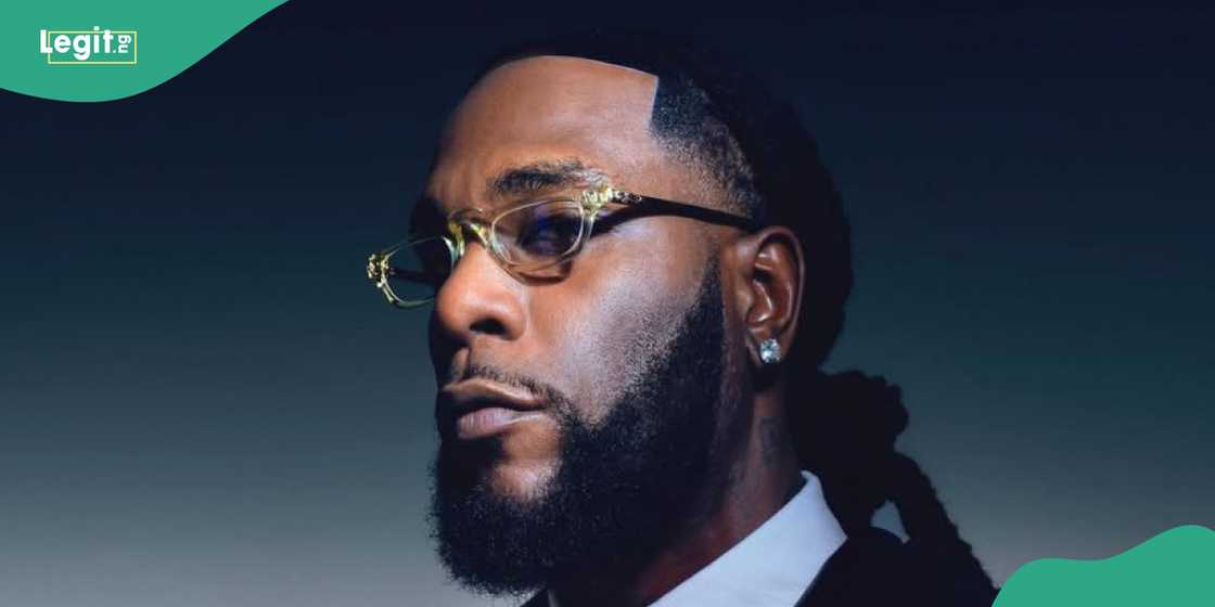 Burna Boy seen chatting with Davido's associate at a club Burna Boy seen chatting with Davido's associate at a club