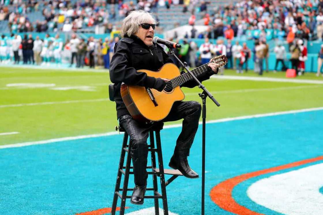 José Feliciano sings the National Anthem before the game between the Green Bay Packers and the Miami Dolphins José Feliciano sings the National Anthem before the game between the Green Bay Packers and the Miami Dolphins