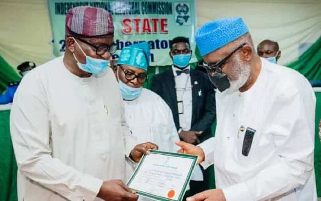Gwamna Akeredolu ya karbi takardar shaidan cin zabe Gwamna Akeredolu ya karbi takardar shaidan cin zabe