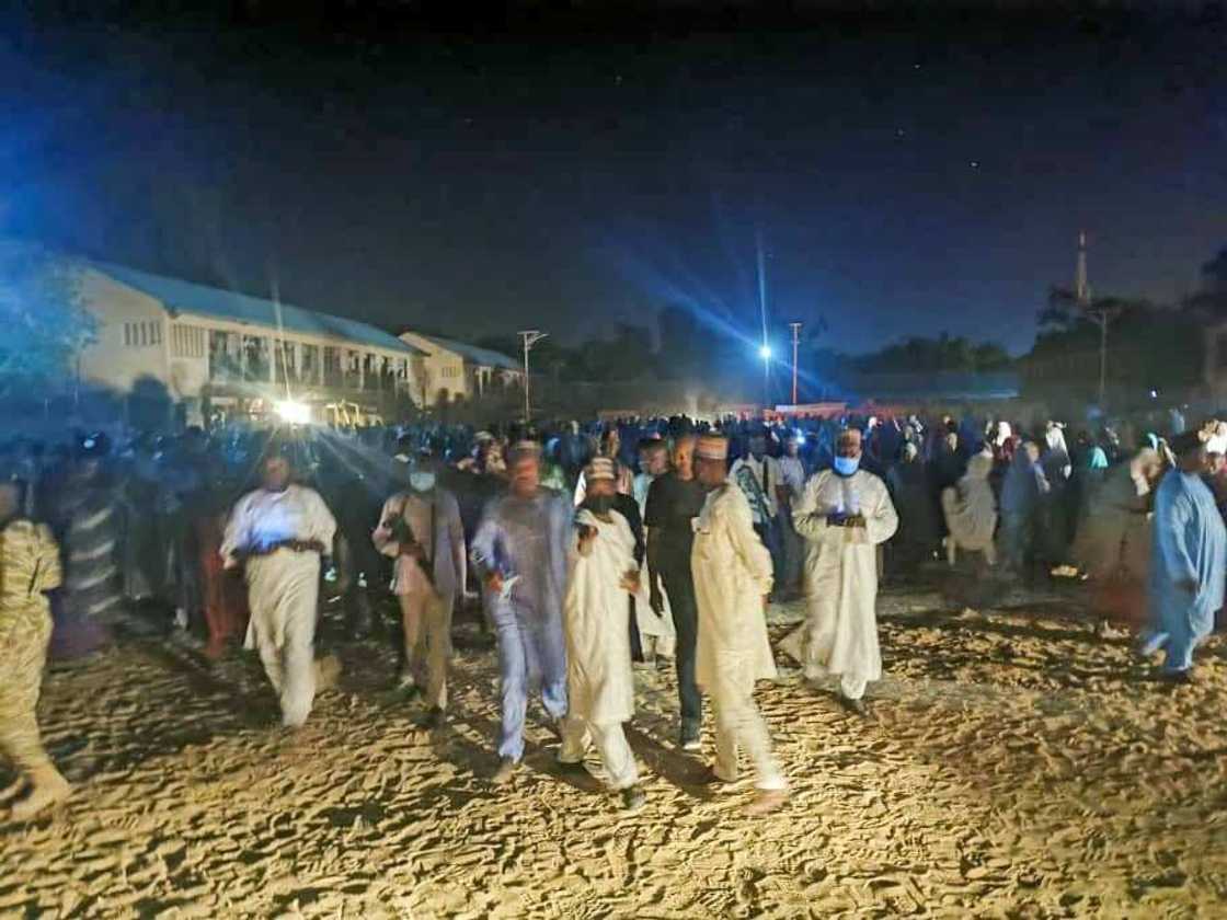 Zulum ya dira sansanin 'yan gudun hijira cikin dare, ya gano 'yan gudun hijiran bogi Zulum ya dira sansanin 'yan gudun hijira cikin dare, ya gano 'yan gudun hijiran bogi